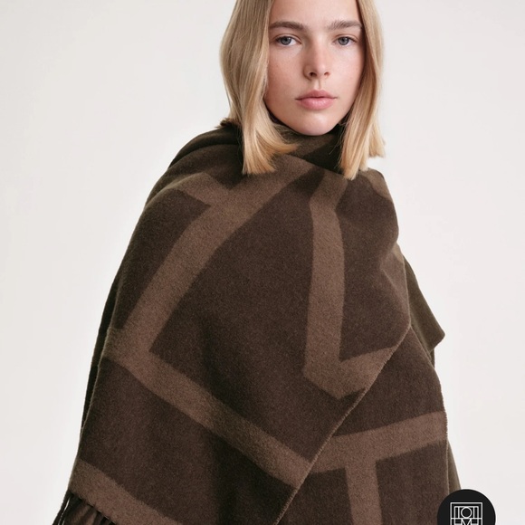 Toteme wool anagram scarf. nwot - Picture 4 of 4